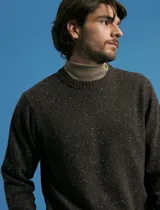 Sweater de escote redondo con manga larga, confeccionado en tejido moteado de textura suave.