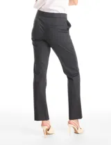 Pantalón de vestir marca Tahari, con diseño de estampado príncipe de gales en tonos oscuros. Presenta corte recto, pretina con pasadores, cierre frontal con broche y bolsillos laterales funcionales.