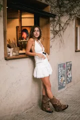 Minifalda blanca con volados y detalle de puntilla en el ruedo.