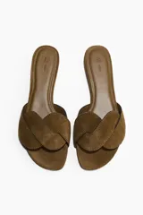 Sandalias planas de gamuza color marrón con tiras anchas cruzadas y puntera cuadrada.