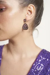 Minivestido violeta con lentejuelas, escote en V y mangas 3/4.