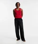 Musculosa masculina de cuello redondo, confeccionada en tejido acanalado de algodón con mezcla de poliéster y elastano. Diseño básico sin estampa, ideal para uso diario.