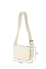 Bandolera de color blanco con cierre superior y correa ancha ajustable con ojales metálicos decorativos.