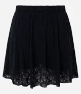 Pollera corta de encaje floral color negro, de talle alto y corte evasé, con volados y paneles superpuestos en el frente.