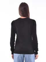 Sweater rojo de tejido de punto liso, con cuello redondo y mangas largas con leve frunce en los hombros.