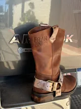 Bota de cuero marrón con estribo desmontable plateado.