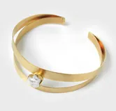 Gargantilla dorada de latón bañado en oro de 24k con diseño doble y perla barroca.