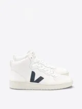 Championes de caña alta Veja modelo V-15, color blanco con logo lateral en azul marino.