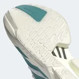 Championes de running Adidas Adizero Adios Pro 4, color blanco con tres franjas laterales en verde azulado. Presentan una entresuela gruesa de espuma color crema con tecnología LIGHTSTRIKE PRO y detalles en negro en el talón.