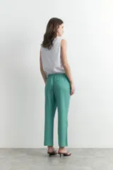 Pantalón de lino color verde con corte recto y bolsillos laterales.