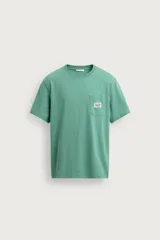 Camiseta regular fit de color verde, con cuello redondo, manga corta y un bolsillo de parche en el pecho con detalle de etiqueta estampada.