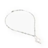 Collar plateado con cadena de eslabones y colgante de perlas irregulares.