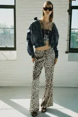 Pantalón de tiro medio con estampado animal print de leopardo, cintura elástica ajustable con cordón y perneras amplias y rectas.