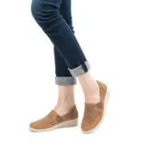Zapato casual Korium Confort Thia 491 color beige, con capellada calada, elástico lateral y plataforma baja.
