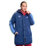 Campera puffer larga Umbro del Club Nacional de Football, color azul marino con detalles en azul claro en las mangas. Cuenta con capucha, cierre frontal con botones a presión, bolsillos laterales y logo de la marca y escudo del club bordados en el pecho.