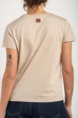 Remera de algodón peinado negro, con calce al cuerpo y escote en V de manga corta.