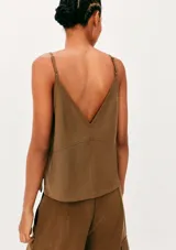 Blusa verde militar de tirantes finos, con escote en V y costuras frontales decorativas.