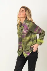 Camisa italiana de satén con estampado abstracto en tonos negro, beige y celeste. Tiene cuello clásico, cierre frontal con botones y mangas largas con puños adornados con plumas negras.