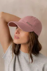 Gorra estilo baseball de algodón con efecto lavado en tono tostado y detalle de logo Peach metálico en el frente. Cuenta con visera curva y diseño regulable.