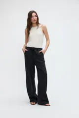 Jean estilo relaxed de color gris oscuro, con calce holgado, pierna amplia de caída fluida, cintura con cordón ajustable y bolsillos laterales.