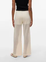 Pantalón de tiro alto con corte wide leg y cintura elástica con cordón ajustable. Confeccionado en punto single jersey con mezcla de algodón convencional, algodón reciclado y poliéster reciclado, combina suavidad, elasticidad y comodidad.