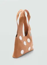 Bolso tipo tote de cuero color marrón claro con apliques de espejos blancos cosidos.