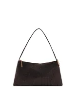 Bolso de mano tipo baguette, color negro brillante con acabado de pedrería de aluminio, asa corta fina y cierre superior de cremallera.