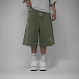 Bermuda de jean verde militar, corte ancho, con diseño de desgaste y flecos en el ruedo, y bordado con la inscripción 'Veneti Club'.