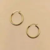 Aros tipo argolla de diseño clásico y minimalista, fabricados en oro 10k con acabado pulido brillante.