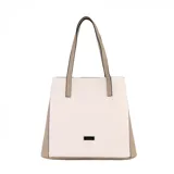 Bolso tipo tote de diseño estructurado, confeccionado en material símil cuero. Presenta una combinación de colores en tonos crema y beige, con doble asa de hombro y cierre magnético. Incluye fuelles laterales extensibles con broches y placa metálica decorativa con logo de la marca en el frente.