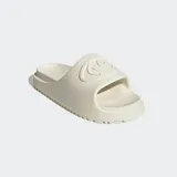 Ojotas Adidas modelo Campus 00s, confeccionadas en una sola pieza de espuma sintética color beige. Presentan un diseño minimalista con el logo Campus 00s grabado en la banda superior y suela con ranuras para mayor agarre.