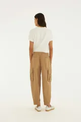 Pantalon cargo de corte holgado color tostado, con cintura elastizada con cordón ajustable y bolsillos laterales.