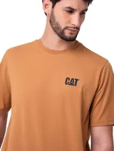 Remera Caterpillar de manga corta y cuello redondo, color marrón tostado, con el logo de la marca en pequeño estampado en el pecho.
