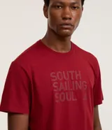 Remera de algodón color ladrillo con cuello redondo, manga corta y estampa con la frase "South Sailing Soul".