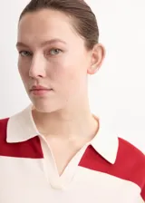 Sweater de punto con diseño de rayas horizontales rojas y blancas, cuello polo y escote en V.