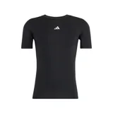 Remera térmica deportiva Adidas modelo Techfit, de color negro con manga corta, diseño ajustado y cuello redondo. Cuenta con el logo de la marca estampado en el pecho en color blanco.