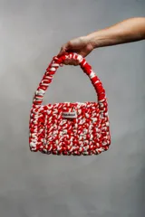 Bolso tejido a crochet con hilo de camiseta reciclada, color rojo y blanco.