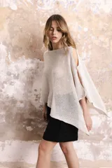 Poncho tejido en lino color crudo con lurex. Diseño oversize.