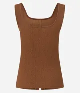 Musculosa negra con escote cuadrado, breteles anchos y abotonadura frontal.