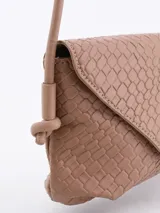 Cartera tipo sobre de color marrón, con textura trenzada y solapa triangular. Presenta detalles de nudos en los laterales donde se sujeta la correa.