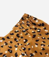 Blusa marrón con estampado de leopardo en blanco y negro, escote cuadrado, mangas cortas con elástico en los hombros y corte holgado.