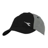 Gorra deportiva Diadora bicolor, con visera curva, logo bordado en el frente y ajuste trasero con hebilla metálica.