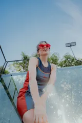 Vestido deportivo azul con detalles en rojo y cuello halter.