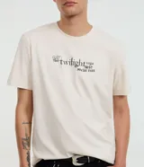 Remera de algodón con cuello redondo y manga corta, de corte holgado. Presenta un diseño estampado en la espalda con temática de la saga Crepúsculo, incluyendo fotografías de los personajes, citas icónicas y gráficos estilo collage.