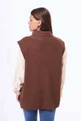 Chaleco tejido de punto en color marrón, con cuello alto y diseño sin mangas de corte holgado.