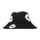 Gorro tipo bucket de denim negro con apliques de flores blancas tejidas y logo de la marca bordado en el frente.
