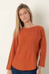 Buzo italiano marrón de viscosa y poliamida, de tacto suave. Modelo corto de costado y cuello bote.