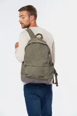 Mochila de lona tipo canvas lisa, color verde oliva con base gris.