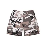 Short de baño Supreme con estampado de camuflaje en tonos blanco, gris y negro. Cuenta con cintura elástica, bolsillos laterales y bolsillos cargo con logo de la marca en el lateral.