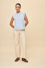 Pantalón wide leg de tiro alto color blanco, con diseño de cinco bolsillos y corte amplio.